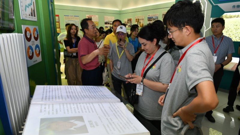中国国际电视台专题报道——中亚国家青年代表团来甘肃省农业科学院参观