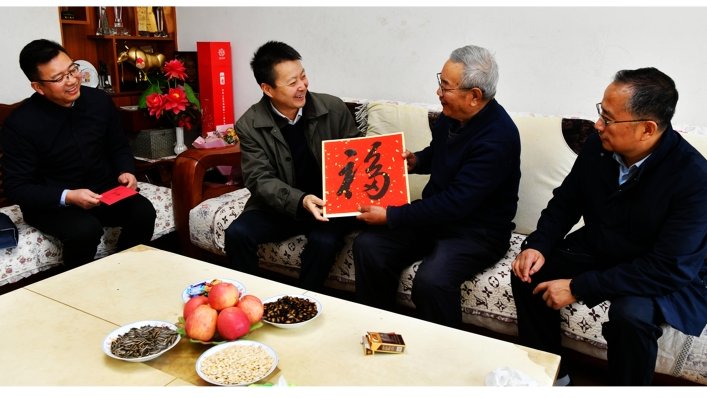 辞旧迎新送关怀    岁寒情深暖人心