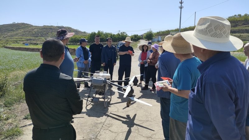 国家特油体系胡麻兰州综合试验站相关专家赴榆中开展田间轻简化管理技术培训