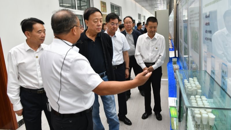 全国人大常委会副委员长、九三学社中央主席武维华一行来我院检查种子法贯彻实施情况